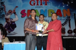 1st Topper (BBA-1) Award to Pune Kumar by Dr. Dineshanand Goswami with Mr. Om Prakash, Director GIIT